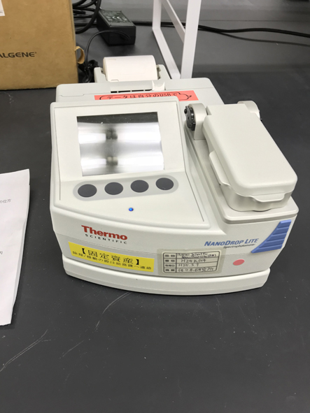 Micro-volume spectrophotometer